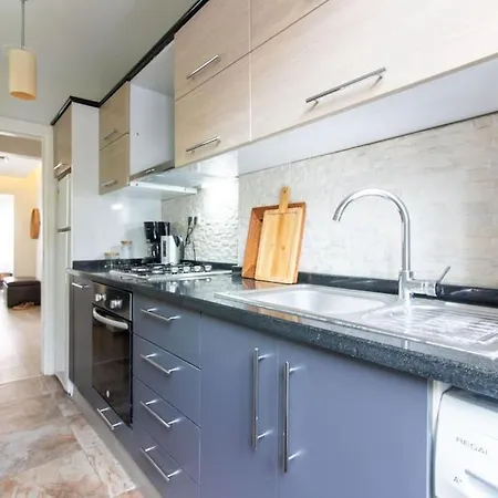 Pretty Corner Flat With Abundant Light In Kadikoy