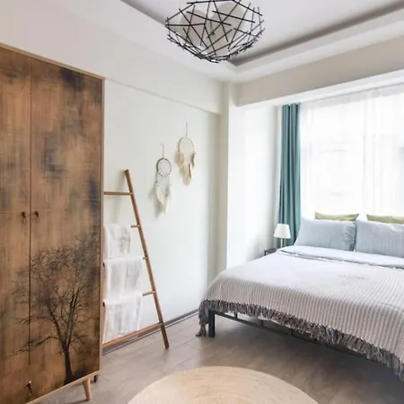 Pretty Corner Flat With Abundant Light In Kadikoy