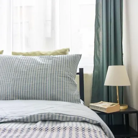 Pretty Corner Flat With Abundant Light In Kadikoy * איסטמבול