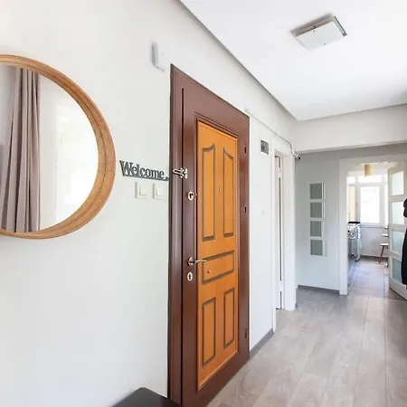 Pretty Corner Flat With Abundant Light In Kadikoy *
