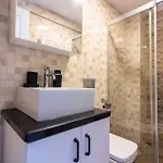Pretty Corner Flat With Abundant Light In Kadikoy Apartment *
